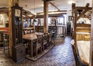 Reštaurácia alebo iné gastronomické zariadenie v ubytovaní Penzion Bavaria