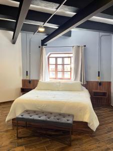 a large bed in a room with a window at Eonia in Atlixco