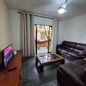 Televiisor ja/või meelelahutuskeskus majutusasutuses Casa 6 em Condomínio com 2Quartos 1Mezanino Wifi Piscina Churrasqueira