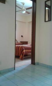 - une vue sur une chambre avec un lit par une porte dans l'établissement Departamento Centro Villa Carlos Paz, à Villa Carlos Paz 3 autres photos