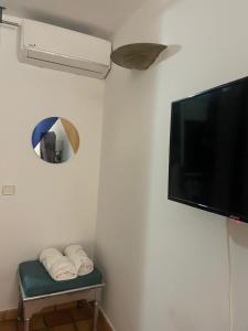 Télévision ou salle de divertissement dans l'établissement Location saisonnière vue Mer à TARTANE