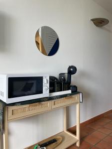 Télévision ou salle de divertissement dans l'établissement Location saisonnière vue Mer à TARTANE