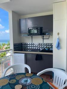 Cuisine ou kitchenette dans l'établissement Location saisonnière vue Mer à TARTANE