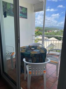 Balcon ou terrasse dans l'établissement Location saisonnière vue Mer à TARTANE