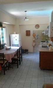 une cuisine avec une table et un réfrigérateur dans l'établissement Departamento Centro Villa Carlos Paz, à Villa Carlos Paz
