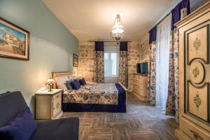 1 dormitorio con 1 cama, TV y sofá en Apartments Leo, en Kotor