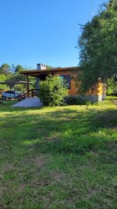 サンタ・ロサ・デ・カラムチタにあるSueño Serranoの建物前の芝生の家