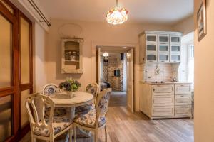 een keuken met een tafel en stoelen en een wastafel bij Apartments Leo in Kotor