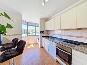 Η κουζίνα ή μικρή κουζίνα στο Modern & comfy - Beach 4min walk, Balcony, 3 bedroom, sleeps 8