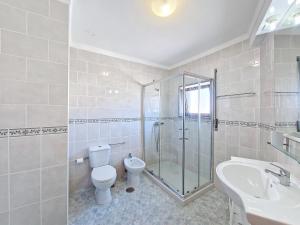 Ένα μπάνιο στο Modern & comfy - Beach 4min walk, Balcony, 3 bedroom, sleeps 8 +11 φωτογραφίες