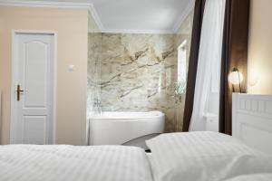 Uma cama ou camas num quarto em Chateau Franz