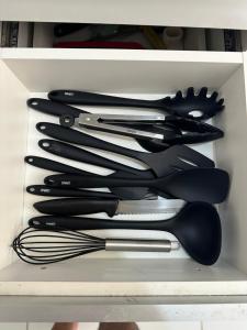 uma gaveta cheia de utensílios de cozinha em Aconchegante apt em Joao Pessoa em João Pessoa