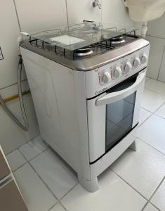 uma cozinha com um fogão e um lavatório em Aconchegante apt em Joao Pessoa em João Pessoa