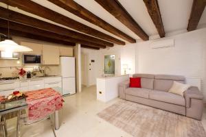 uma sala de estar com um sofá e uma mesa em Moretta Apartment em Veneza
