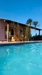 ein großer Pool vor einem Haus in der Unterkunft Sol de Corumbau in Corumbau