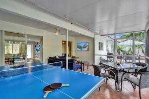 ein Wohnzimmer mit einer Tischtennisplatte in der Unterkunft Coconut Clubhouse - Heated Pool - Hot tub - Ping Pong in Fort Lauderdale