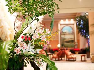 a vase filled with flowers in a room at ANA Crowne Plaza Chiryu by IHG in Chiryu +77 photos