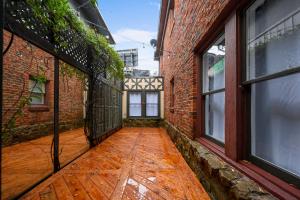 ヒューストンにあるCharming Midtown Houston Apt with Free Parkingの窓のあるレンガ造りの建物の空廊