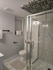 Ένα μπάνιο στο A new luxury basement apartment