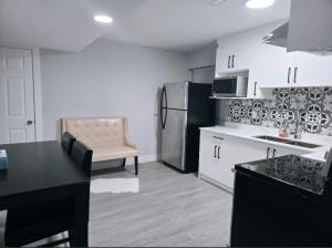 Fotografie z fotogalerie ubytování A new luxury basement apartment v destinaci Surrey