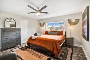 ein Schlafzimmer mit einem Bett und einem Deckenventilator in der Unterkunft Coconut Clubhouse - Heated Pool - Hot tub - Ping Pong in Fort Lauderdale + 47 Fotos