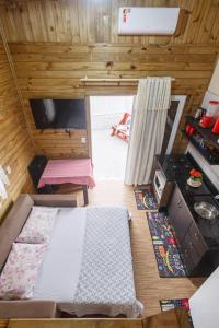an overhead view of a room with a bed and a tv at Casa Perto das melhores praias Florianópolis, 8 pessoas, ar condicionado, tv, wifi, cozinha completa, lavanderia, in Florianópolis