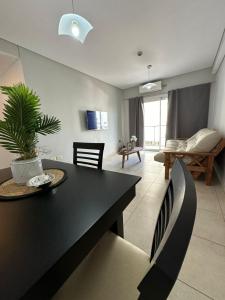 un soggiorno con un tavolo e una sala da pranzo di Departamento Bitcoins House 9 de Julio a Corrientes