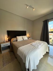 una camera da letto con un letto grande e una finestra di Departamento Bitcoins House 9 de Julio a Corrientes