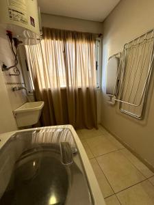 un bagno con vasca, WC e lavandino di Departamento Bitcoins House 9 de Julio a Corrientes Altre 4 foto