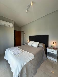 una camera da letto con un letto grande in una stanza di Departamento Bitcoins House 9 de Julio a Corrientes