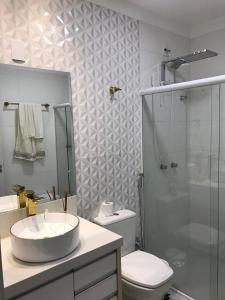 Ένα μπάνιο στο Sobrado casa de alto padrão, climatizado, com piscina e área de festas - para o Show Rural 2025