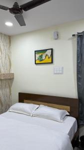 a bedroom with a bed and a ceiling fan at Hotel Oasisinn in Hyderabad