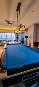 DadapApt Roseville Soho BSD 1 BR Mezzanine with Netflix & Pool by Damaresa的客厅设有台球桌,
