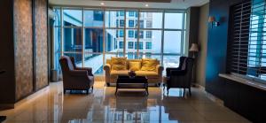 Apt Roseville Soho BSD 1 BR Mezzanine with Netflix & Pool by Damaresa的休息区