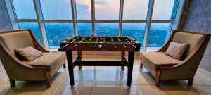Apt Roseville Soho BSD 1 BR Mezzanine with Netflix & Pool by Damaresa的休息区