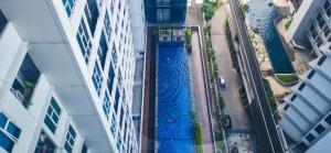 Apt Roseville Soho BSD 1 BR Mezzanine with Netflix & Pool by Damaresa内部或周边的泳池