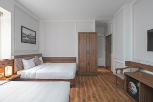 Postel nebo postele na pokoji v ubytování Dalat Roof Hotel