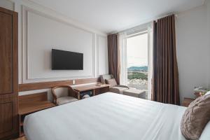 TV a/nebo společenská místnost v ubytování Dalat Roof Hotel