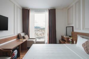 Postel nebo postele na pokoji v ubytování Dalat Roof Hotel