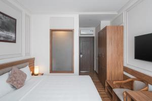 Postel nebo postele na pokoji v ubytování Dalat Roof Hotel