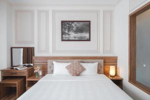Postel nebo postele na pokoji v ubytování Dalat Roof Hotel