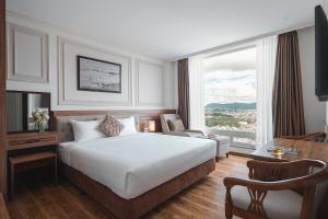Postel nebo postele na pokoji v ubytování Dalat Roof Hotel