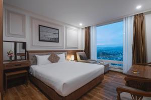 Postel nebo postele na pokoji v ubytování Dalat Roof Hotel