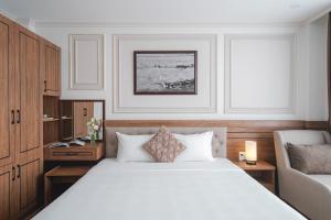 Postel nebo postele na pokoji v ubytování Dalat Roof Hotel