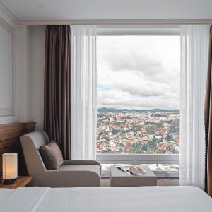 Postel nebo postele na pokoji v ubytování Dalat Roof Hotel