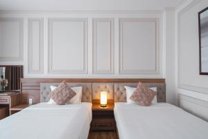 Postel nebo postele na pokoji v ubytování Dalat Roof Hotel
