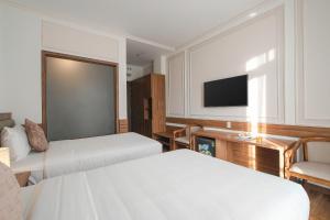 Postel nebo postele na pokoji v ubytování Dalat Roof Hotel
