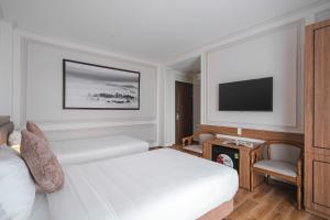 Postel nebo postele na pokoji v ubytování Dalat Roof Hotel