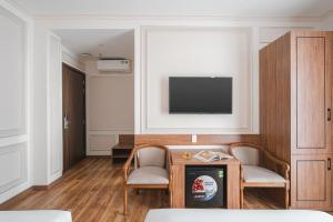 TV a/nebo společenská místnost v ubytování Dalat Roof Hotel