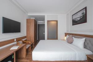 Postel nebo postele na pokoji v ubytování Dalat Roof Hotel